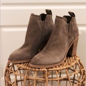 Like New Dolce Vita Suede booties